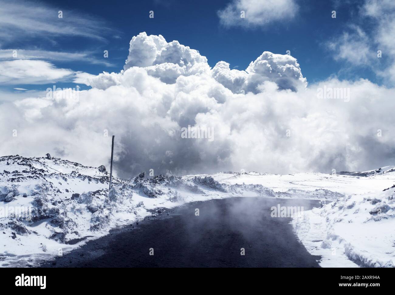 Escursione all'Etna. La strada principale per la stazione di montagna Foto Stock