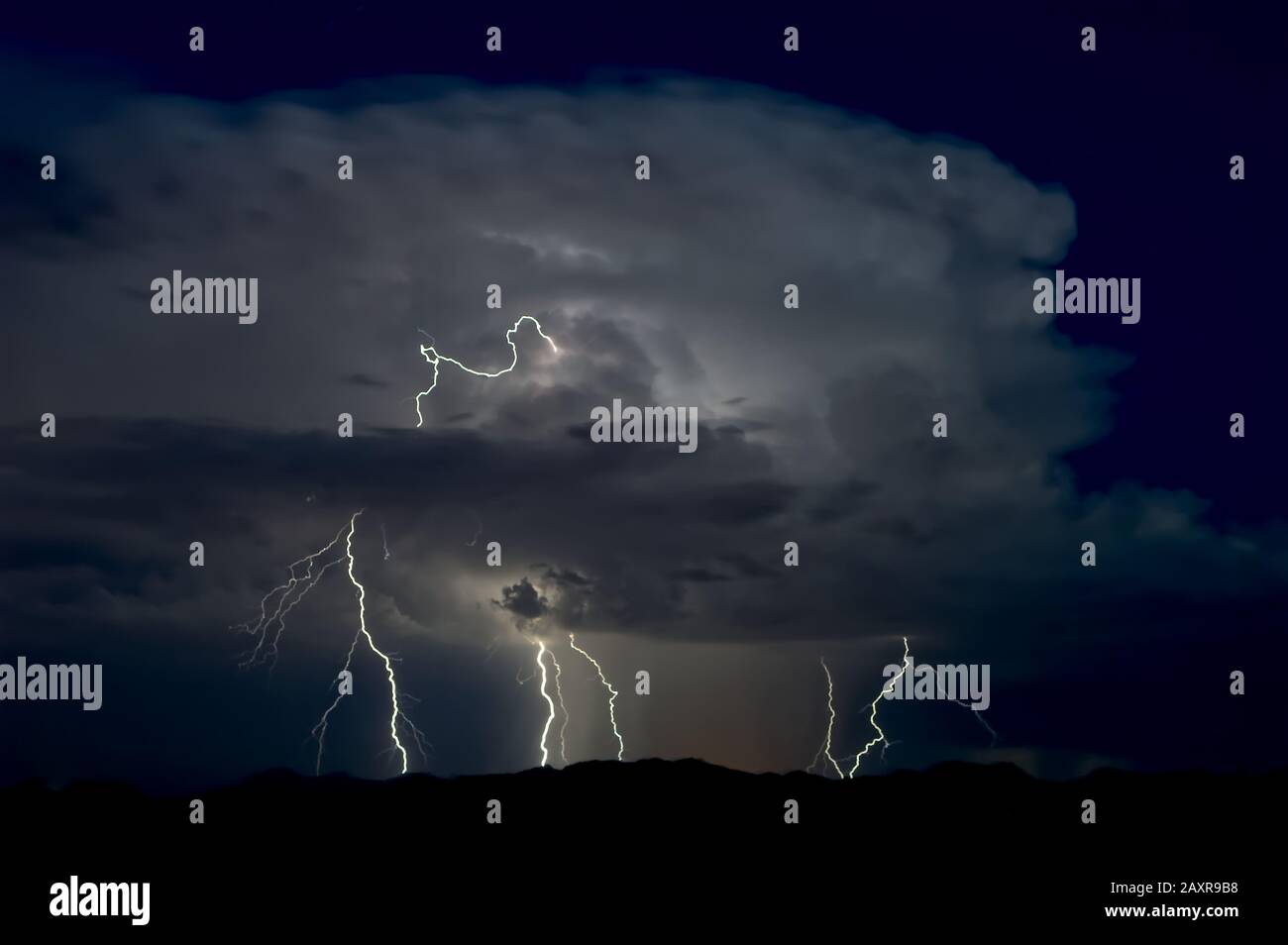 Una cella di tempesta attiva sulle Buckeye Foot Hills nell'Arizona sudoccidentale durante la stagione monsone 2015. Questo è stato composto da 2 foto separate prendere Foto Stock