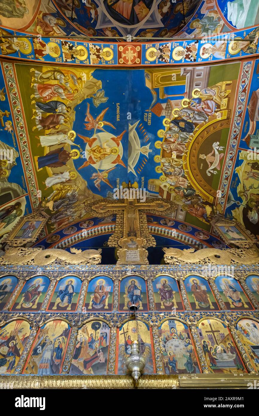 Icone e soffitto nella Chiesa Ortodossa della Santissima Trinità, Sv. Troica, Budva, Costa Adriatica, Montenegro Foto Stock