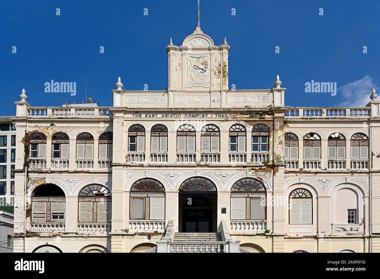 bangkok, thailandia - 2020.01.09: storico edificio di uffici asiatici orientali sulle rive di mae nam chao phraya sulla soi charoen krung 40 Foto Stock