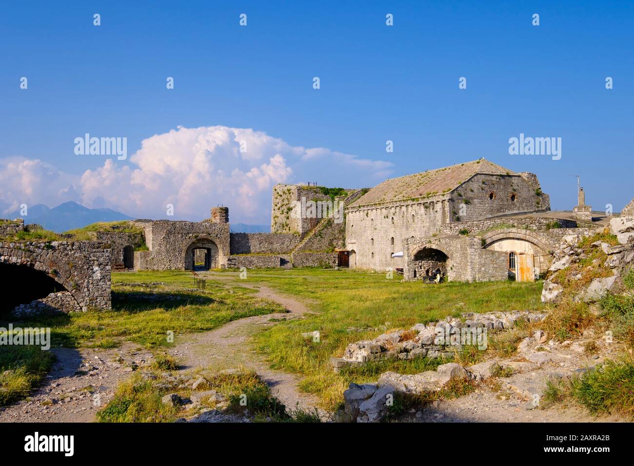 Cortile, Castello Di Rozafa, Kalaja E Rozafës, Shkodra, Shkodër, Qk Shkodra, Albania Foto Stock