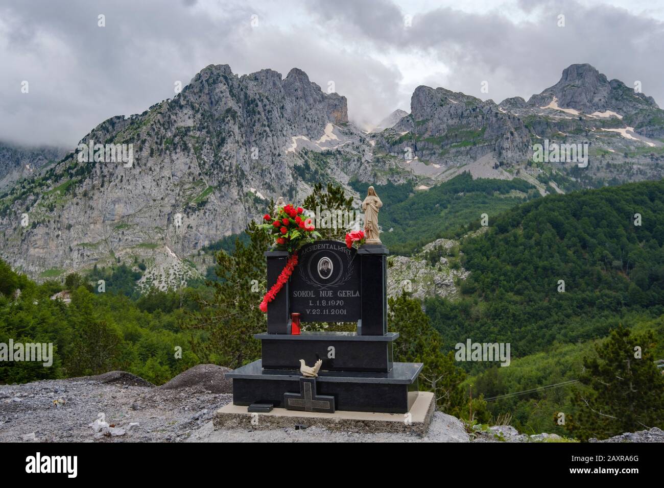 Pietra commemorativa morta sulla strada di una strada di montagna, Passo Thores, Alpi albanesi, Prokletije, Qark Shkodra, Albania Foto Stock