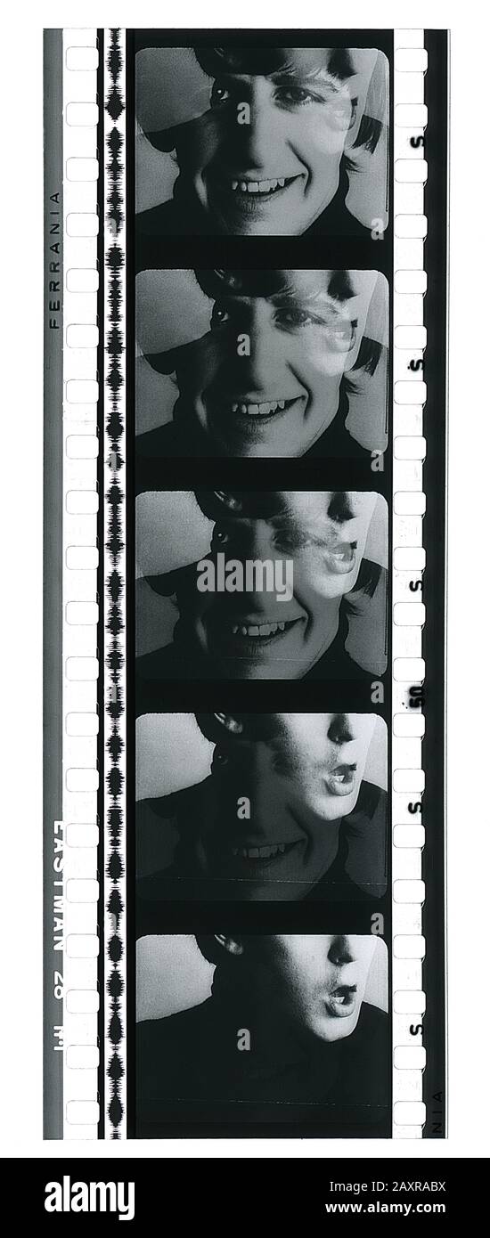 1964 , GRAN BRETAGNA : Film Cell strip con RINGO STARR e PAUL McCartney dal FILM DEI BEATLES UNA DURA GIORNATA DI NOTTE ( 1964 - tutti per uno ) di Richard Lester , cinografata da Gilbert Taylor . Sceneggiatura Di Alun Owen . Distribuito Da United Artists . - FILM - CINEMA - FILM - FILM - FILM - FILM - FILM - FICOTOGRAMMA - fotogrammi - pellicola cinematografia - banda sonora - POP - MUSICA ROCK - MUSICA - anni '60 - ANNI SESSANTA - sorriso ---- NON PER USO PUBBLICITARIO -- - NON PER USO PUBBLICITARIO --- ATTENZIONE: Questa fotografia può essere riprodotta solo con pubblicazioni in collaborazione con la promozione Foto Stock