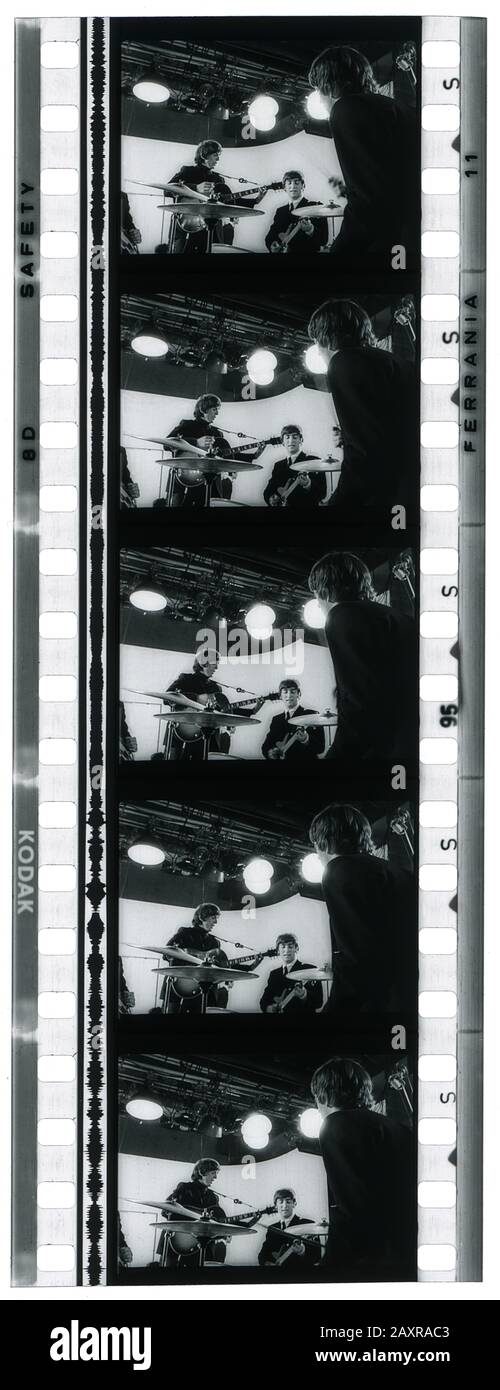 1964 , GRAN BRETAGNA : Film Cell strip con JOHN LENNON , GEORGE HARRISON e RINGO STARR dal FILM DEI BEATLES UNA DURA GIORNATA DI NOTTE ( 1964 - tutti per uno ) di Richard Lester , cinematografico di Gilbert Taylor . Sceneggiatura Di Alun Owen . Distribuito Da United Artists . - FILM - CINEMA - FILM - FILM - FILMS STRIP CELL - fotogramma - fotogrammi - pellicola cinematografia - banda sonora - POP - MUSICA ROCK - MUSICA - 60's - '60 - ANNI SESSANTA - Rock Band --- NON PER PUBBLICITÀ ---- NON PER USO PUBBLICARIO -- - ATTENZIONE: Questa fotografia può essere riprodotta solo con pubblicazioni in combinazione con t Foto Stock