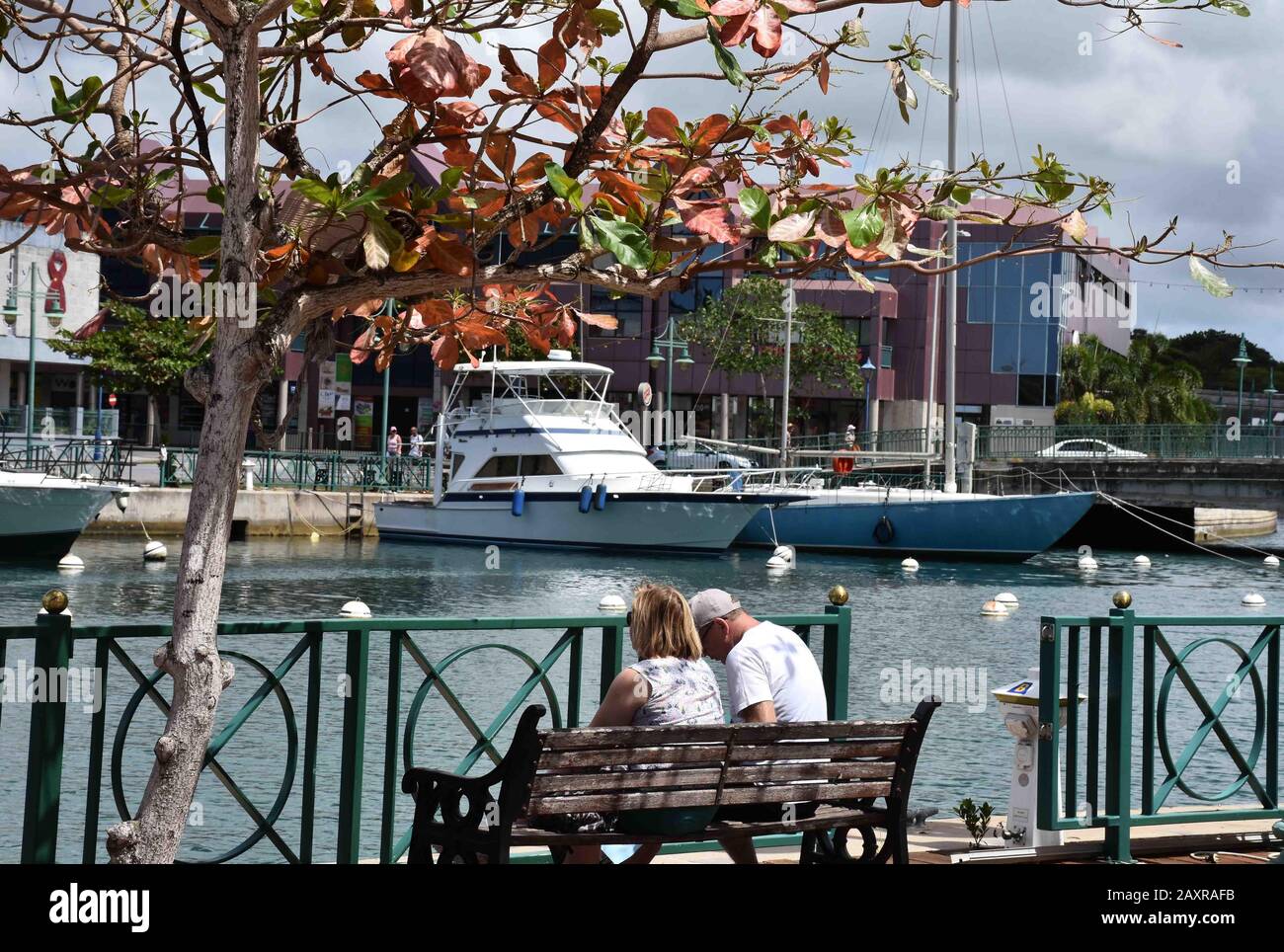 Bridgetown Barbados / Turisti seduti dalla Careenage Foto Stock