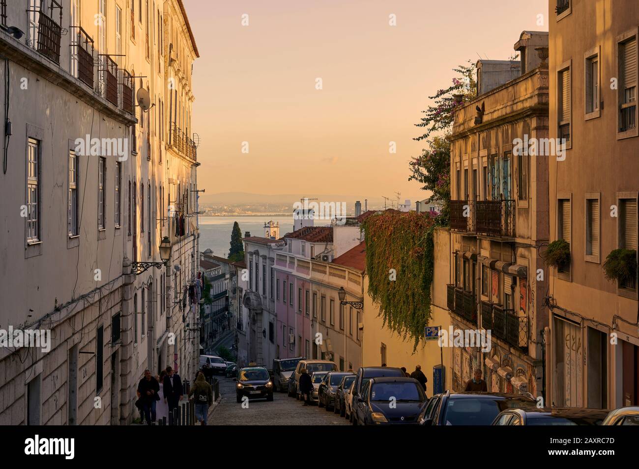 Vicoli nel centro storico di Alfama a Lisbona, Lisbona, Portogallo Foto Stock