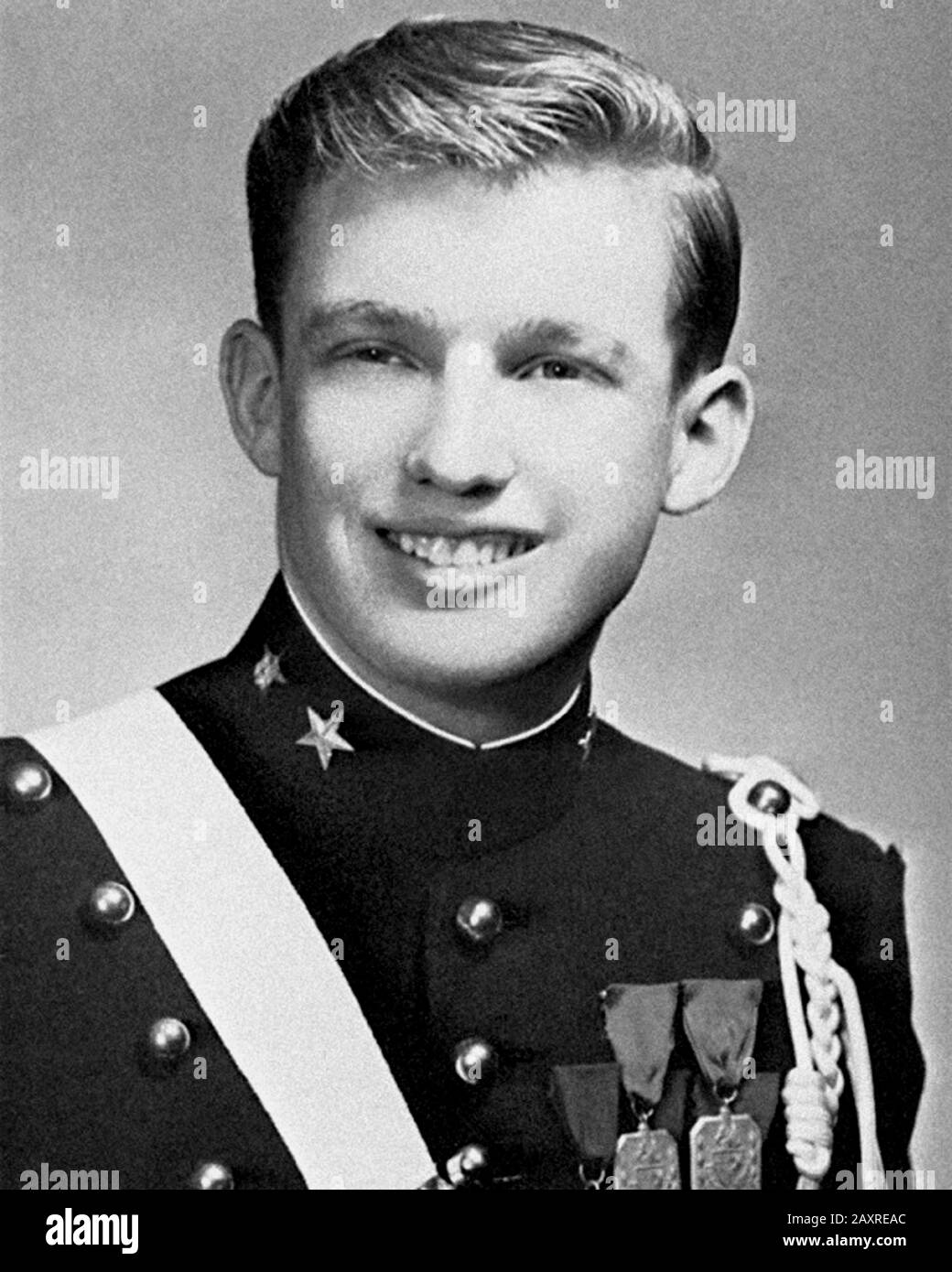 1964 , USA : il futuro 45th Presidente degli Stati Uniti DONALD John TRUMP ( New York City, 14 giugno 1946 ) 18 anni all'Accademia militare .- PRESIDENTE DEGLI STATI Uniti D'AMERICA - POLITICO - POLITICO - POLITICO - STORIA - FOTO STORICHE STORICHE - celebrità da giovani giovovane - celebrità quando era giovane - ragazzo - ragazzo - sorriso - sorriso - sorriso - sorriso - uniforme militare - forex uniforme Militare --- Archivio GBB Foto Stock