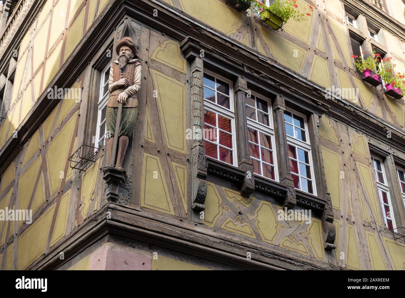 Francia, Alsazia, Colmar, scultura mercantile presso la Maison al collare in Rue des Marchands. Foto Stock