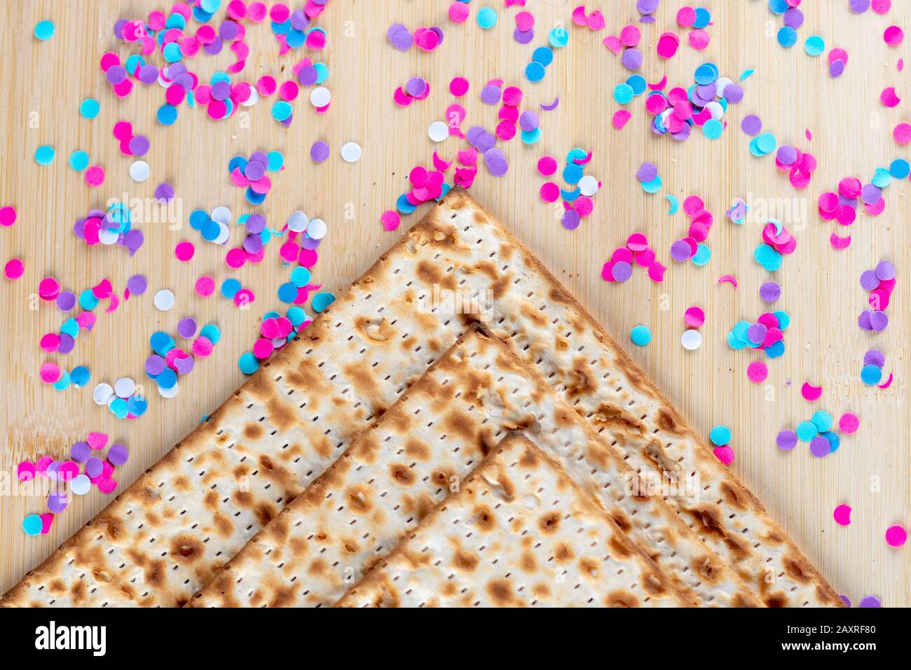 Matzah e confetti sono felici sfondo colorato per la festa della Pasqua Ebraica. Concetto di celebrazione di Pesach. Foto Stock