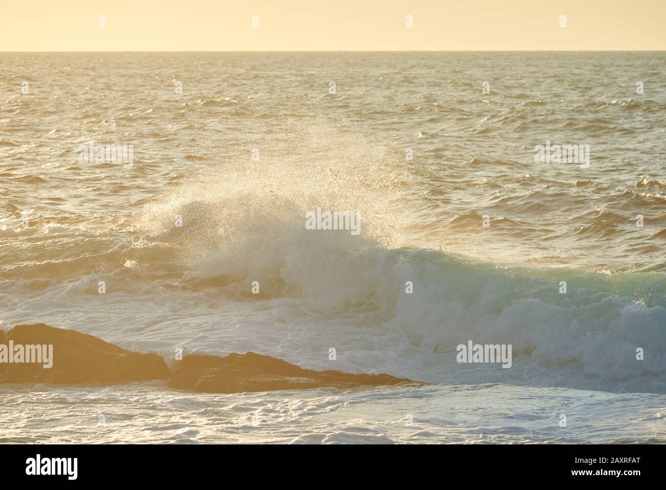 Infrangere le onde, paesaggio, costa, mare, Hondarribia, Paesi Baschi, Spagna Foto Stock