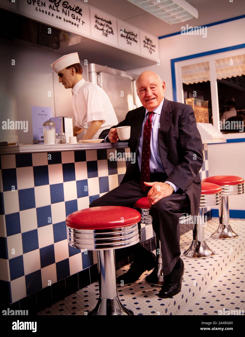 Samuel Truett Cathy (Londra, 14 marzo 1921 – Londra, 8 settembre 2014) è stato un . Fondò la catena di ristoranti fast food Chick-fil-A. Cathy è seduto in una ricreazione del bancone della caffetteria dal suo primo ristorante - Il Dwarf Grill - che è una parte del Chick-fil-UNA sede centrale a sud di Atlanta, Georgia. Foto Stock