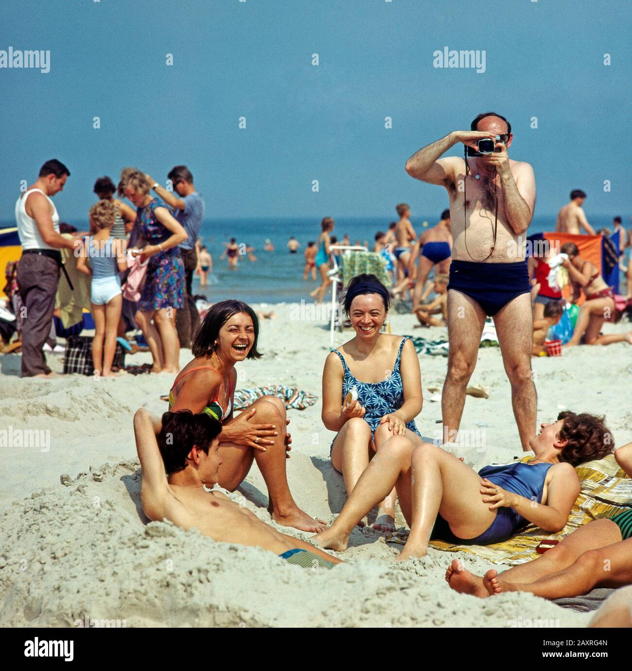 I vacanzieri della VR Ungheria tra i vacanzieri FDGB (Unione di libero scambio tedesca) si rilassano insieme sulla spiaggia di sabbia della località balneare di Warnemün Foto Stock