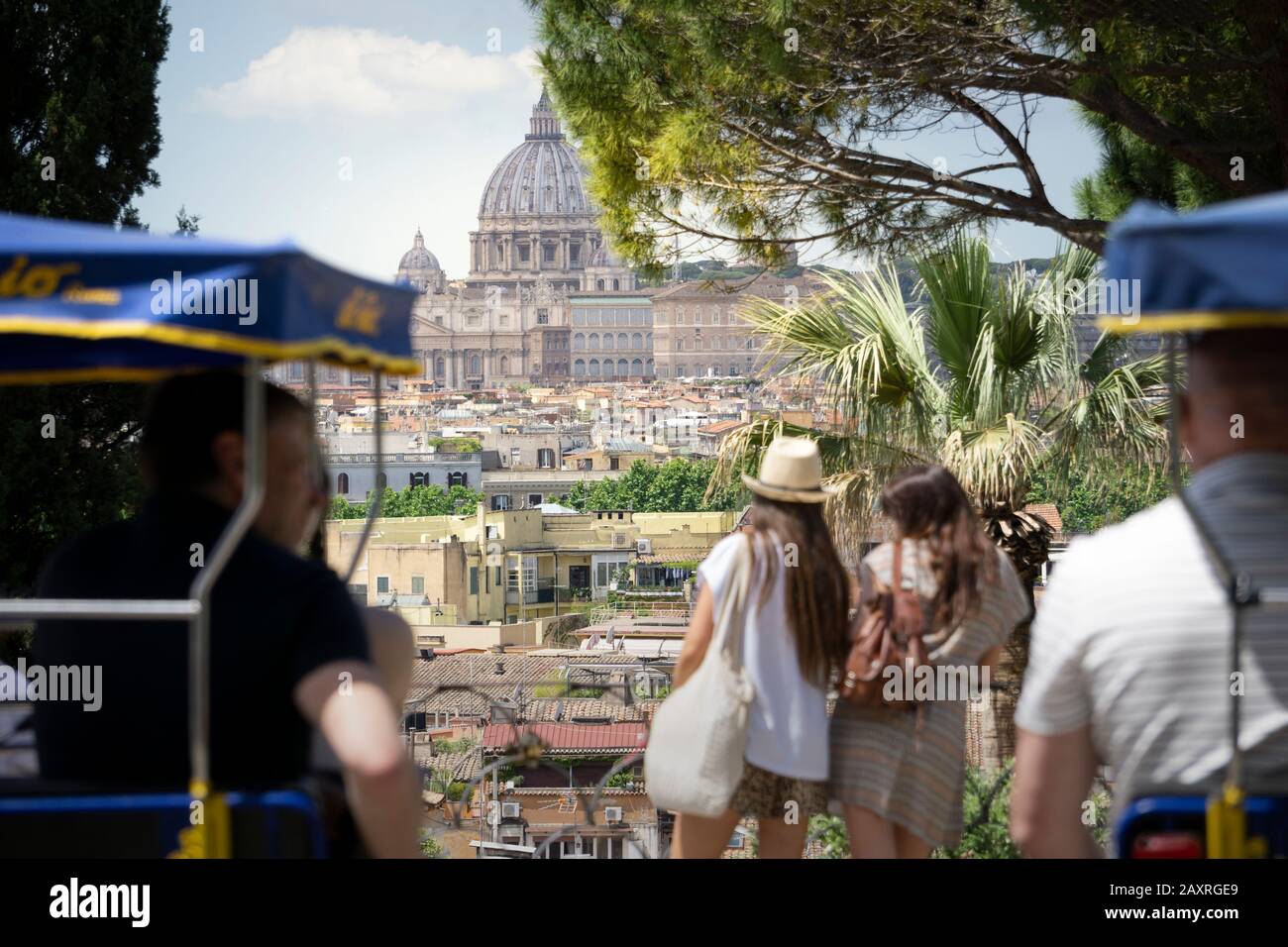 I turisti guardano a Roma, Lazio, Italia Foto Stock