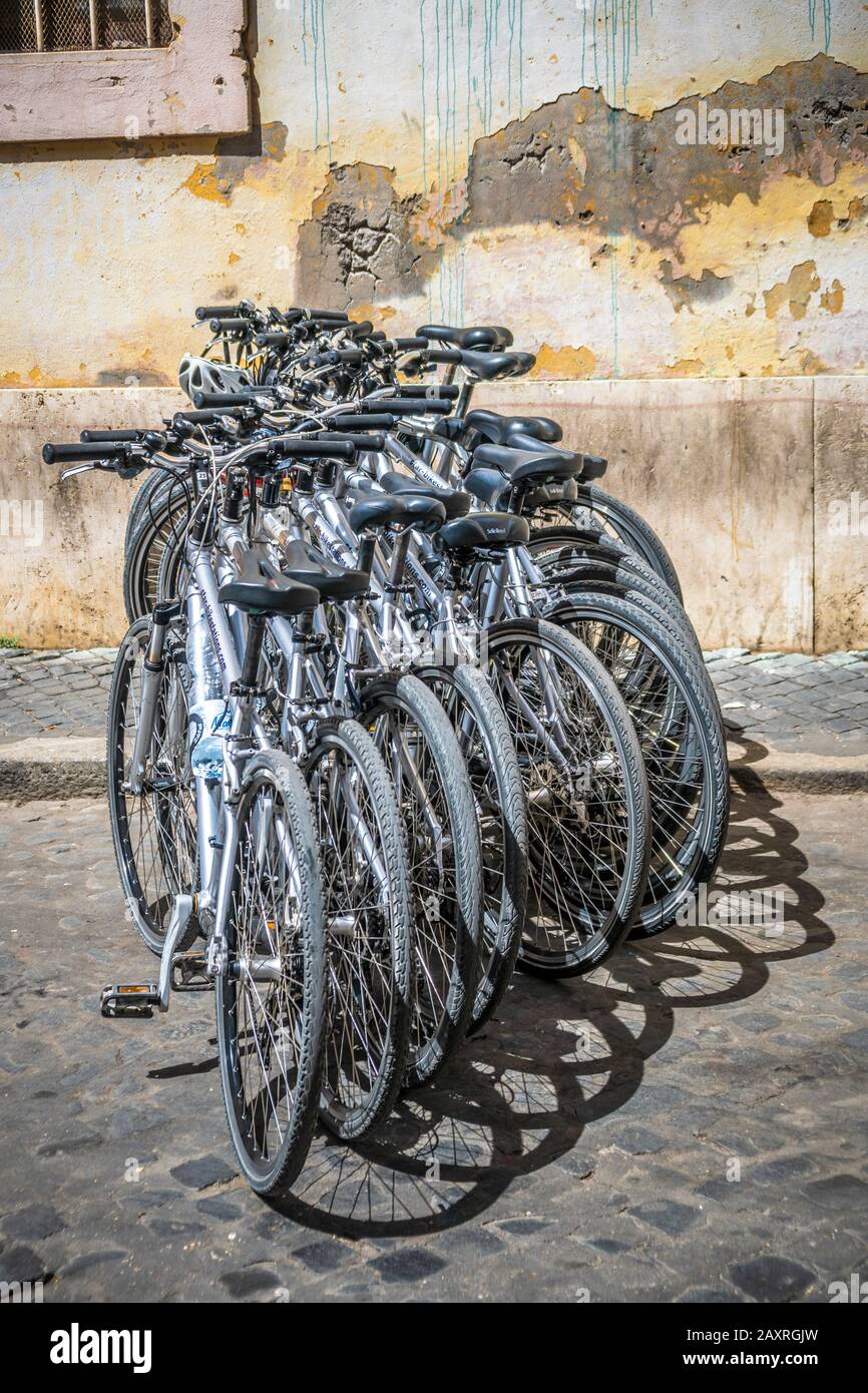 Biciclette Roma, Lazio, Italia Foto stock - Alamy