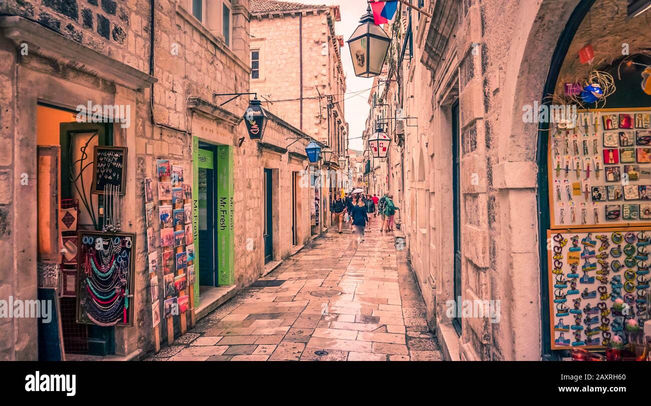 Strada stretta della città vecchia, Budva, Montenegro - 20 agosto 2018, Budva tra i più antichi insediamenti urbani della costa adriatica, un Heritag mondiale dell'UNESCO Foto Stock