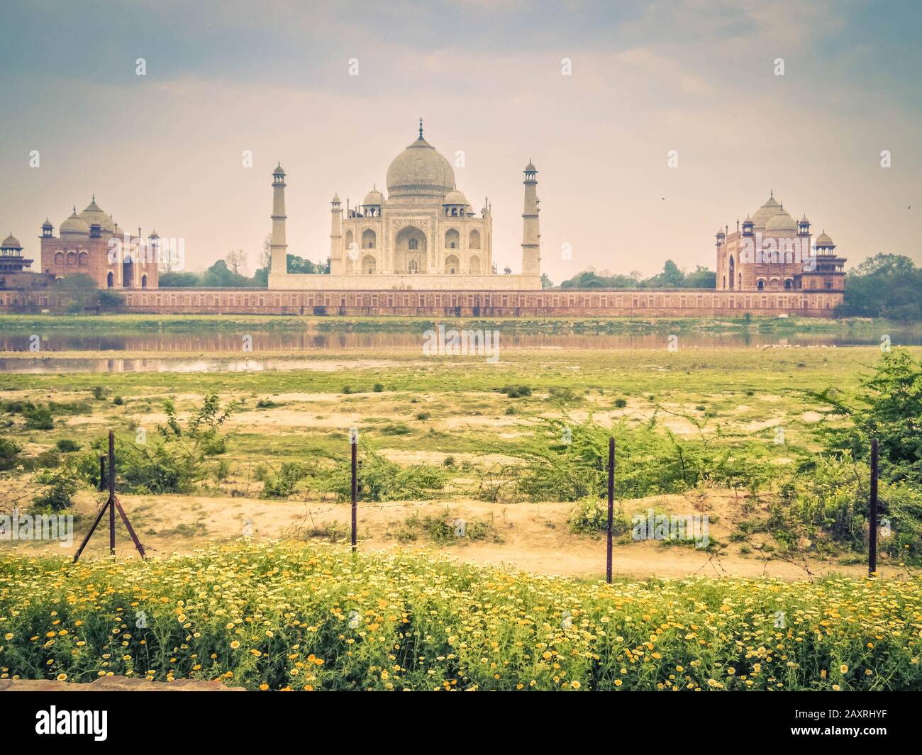 Taj Mahal vista panoramica del tramonto con il cielo poudoso. Un sito patrimonio mondiale dell'UNESCO ad Agra, India. Foto Stock