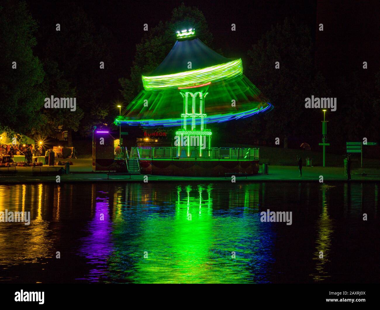 Festa estiva nel Parco Olimpico con lago olimpico di notte Monaco, Baviera, Germania, Europa Foto Stock