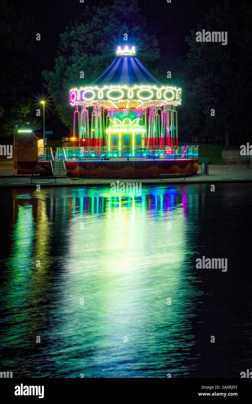 Festa estiva nel Parco Olimpico con lago olimpico di notte Monaco, Baviera, Germania, Europa Foto Stock