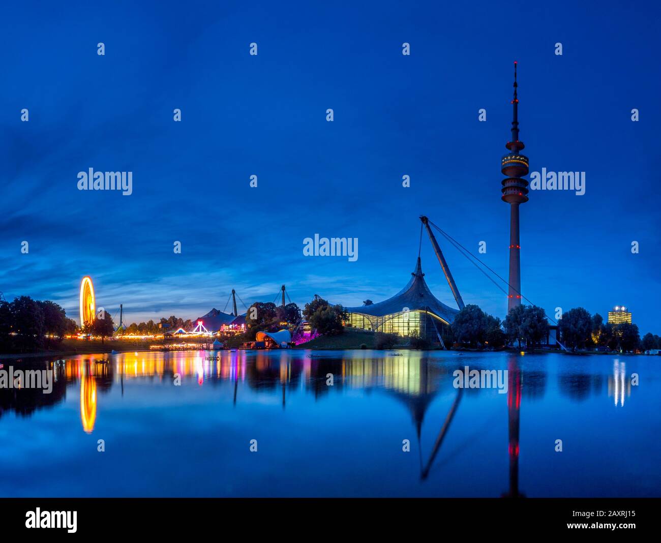 Summer Festival in Olympiapark con la torre della TV e Olympia lago di notte. Monaco di Baviera, Germania, Europa Foto Stock