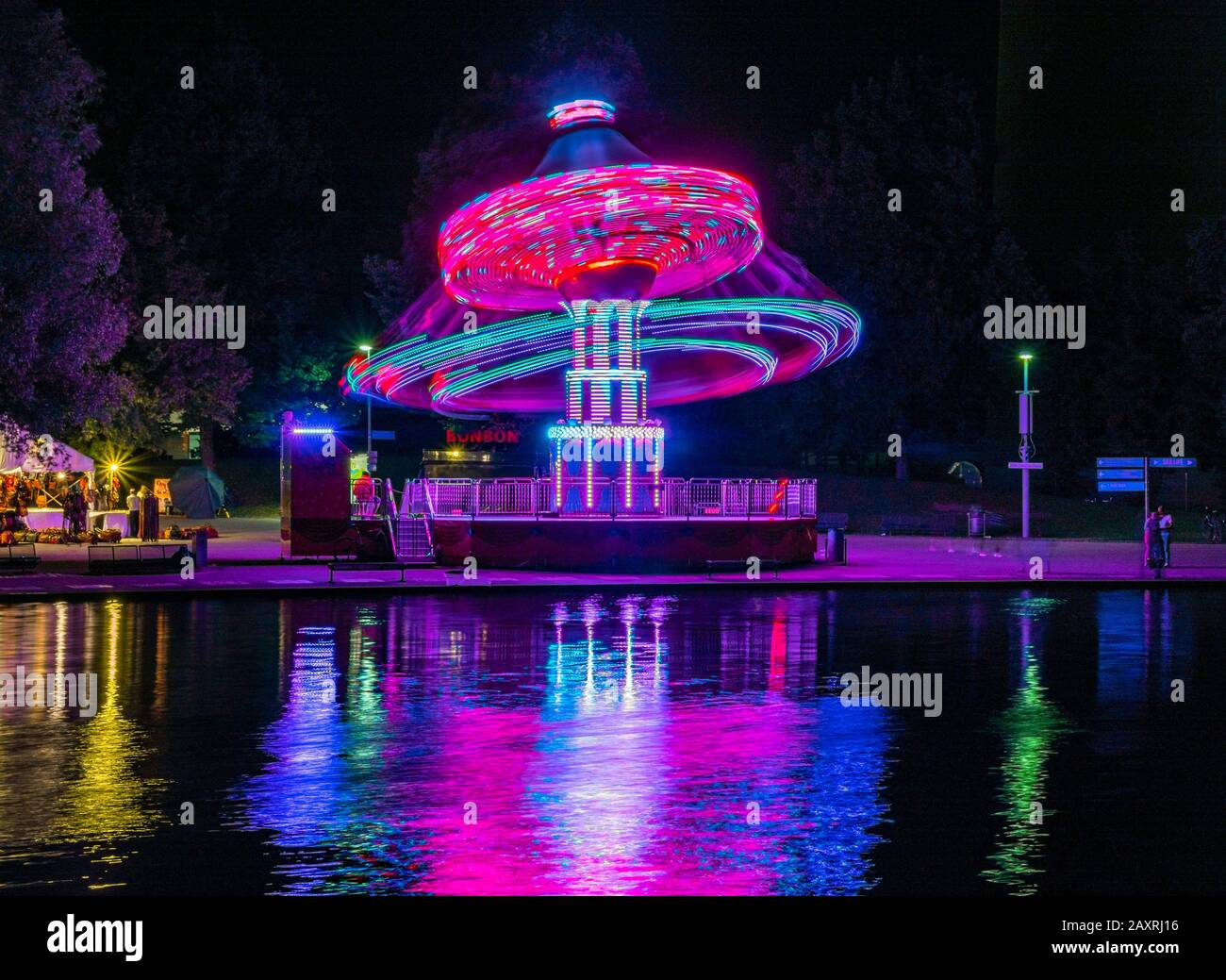 Festa estiva nel Parco Olimpico con lago olimpico di notte Monaco, Baviera, Germania, Europa Foto Stock