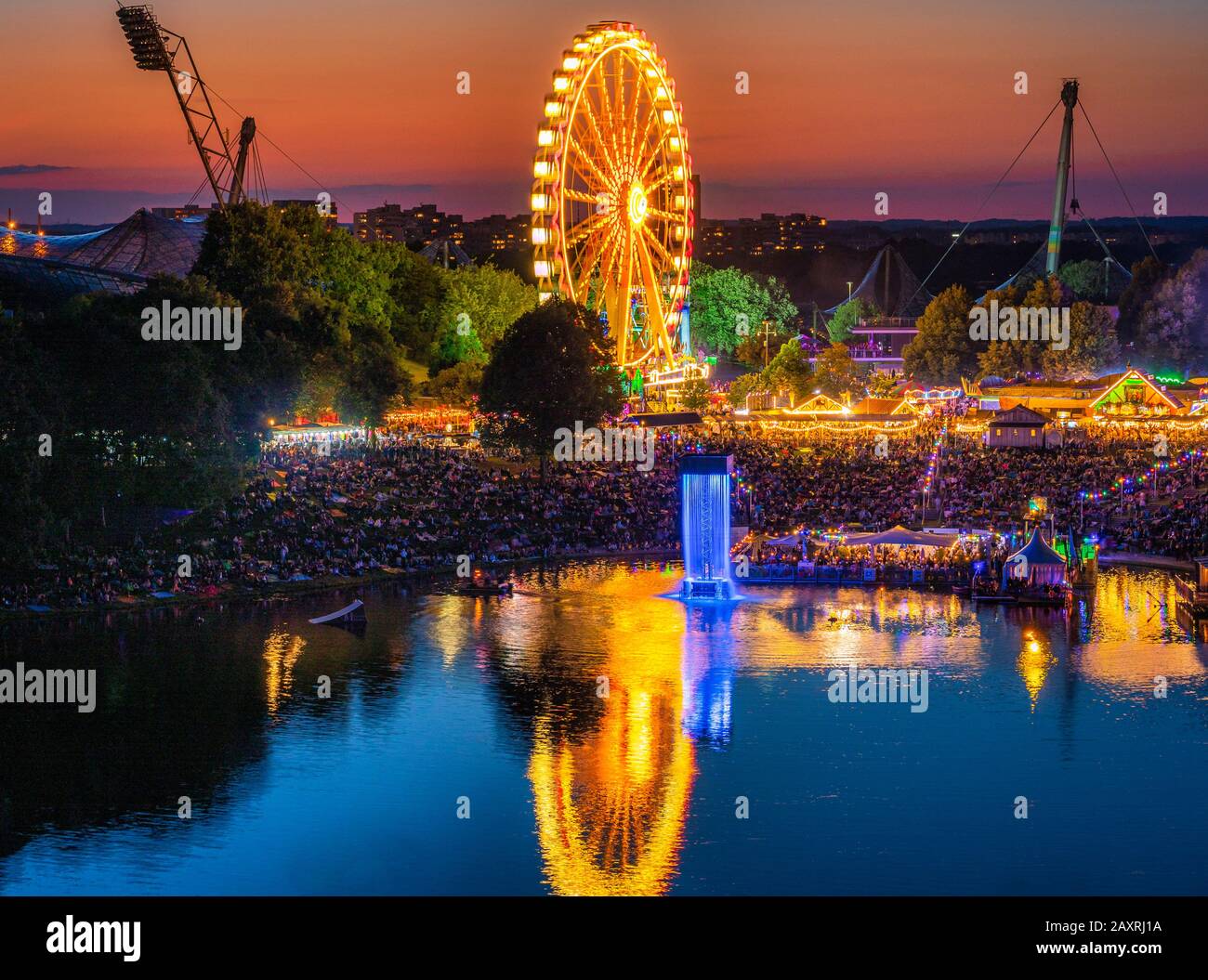 Festa estiva nel Parco Olimpico con lago olimpico di notte Monaco, Baviera, Germania, Europa Foto Stock