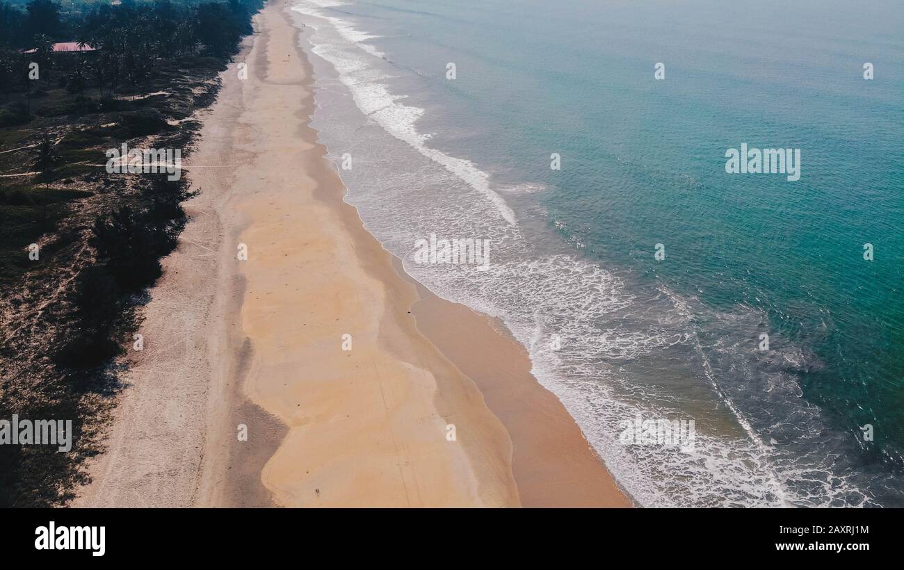 Incredibile spiaggia dell'isola asiatica. Spiagge selvagge di Phuket. Vista areale spiaggia selvaggia isola. Blu mare e cielo, palme e sabbia. Vacanza estiva sull'isola. Foto Stock