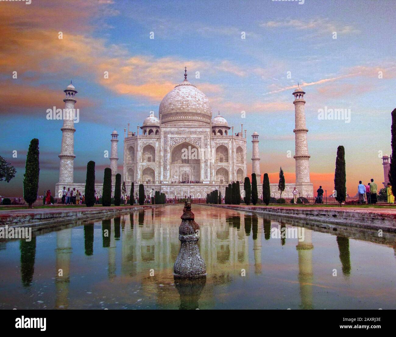 Vista panoramica del Taj Mahal al al tramonto riflesso nel fiume Yamuna, ad Agra , Uttar Pradesh, India Foto Stock