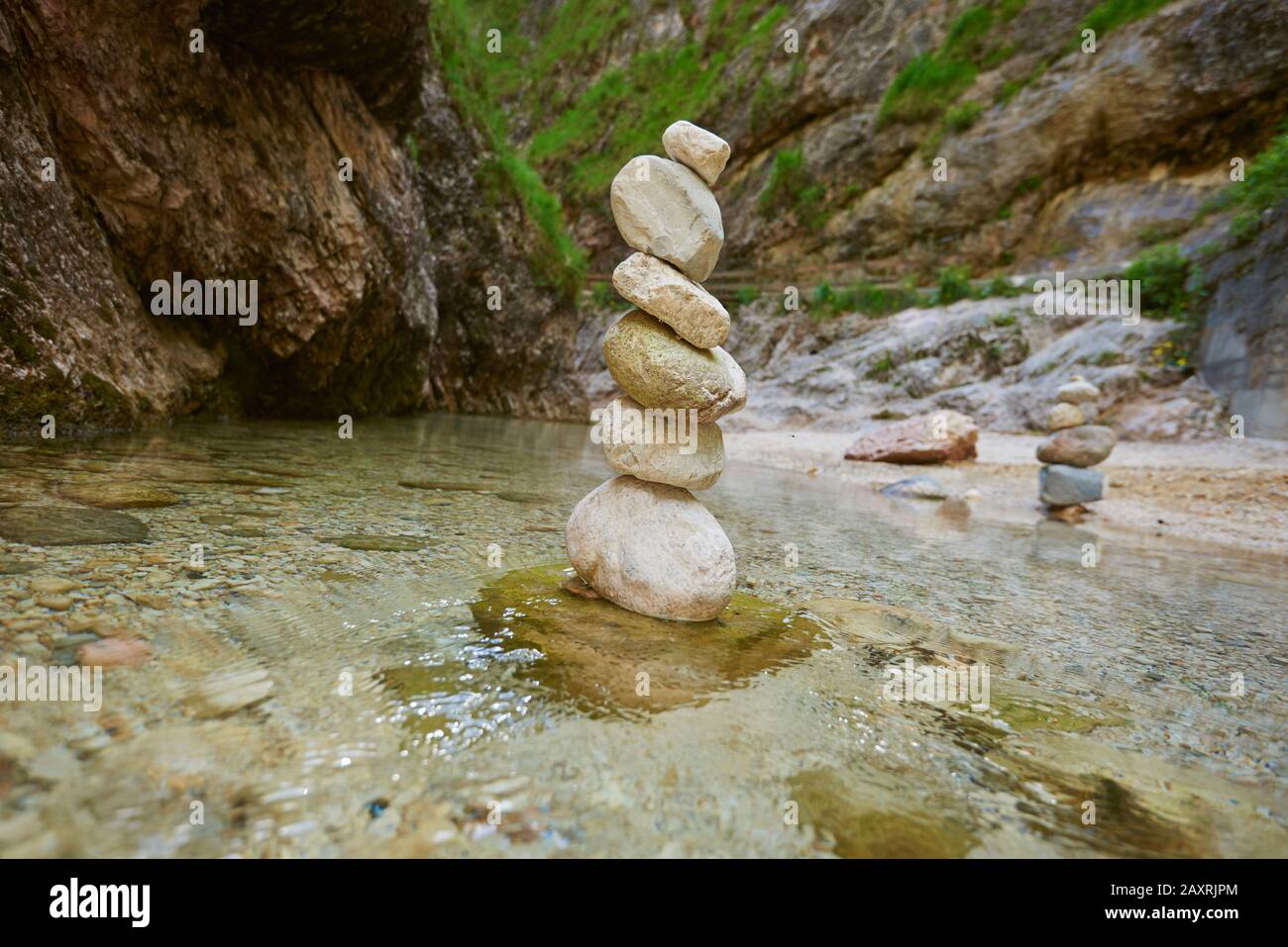 Pietre, cairn al torrente, gola di Almbach, estate, Berchtesgadener Land, Baviera, Germania Foto Stock
