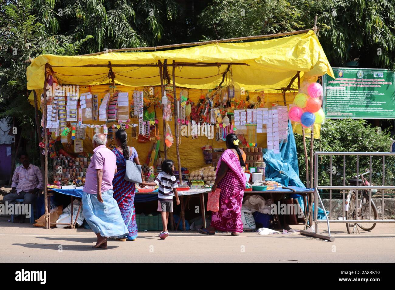 primo piano di un negozio di fantasia e bellezza sulla strada a jaipur con tetto in plastica gialla sul negozio, street shop fantasia e bellezza nel mercato di strada, concetto per Foto Stock