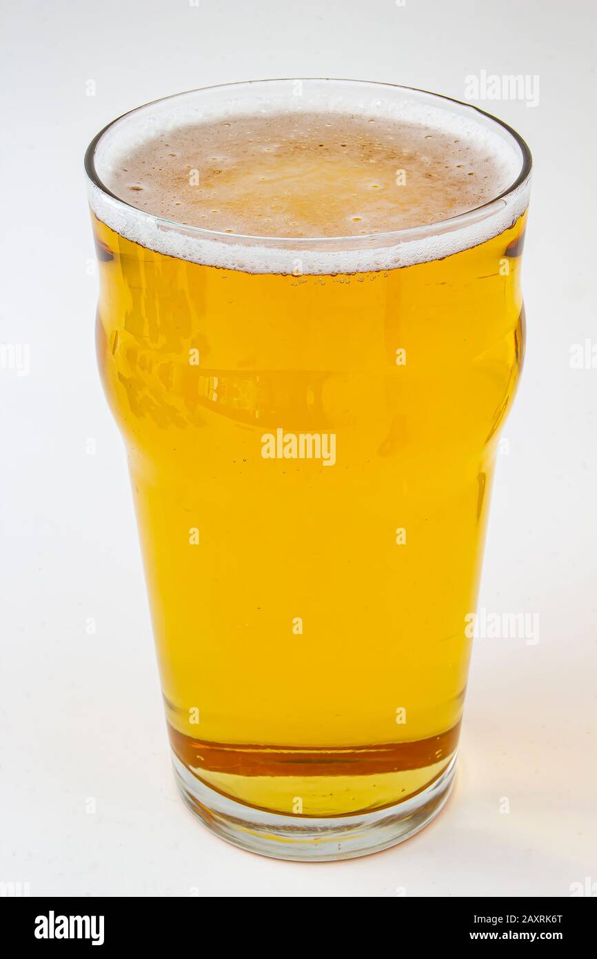 Una pinta di birra isolata su sfondo bianco Foto Stock