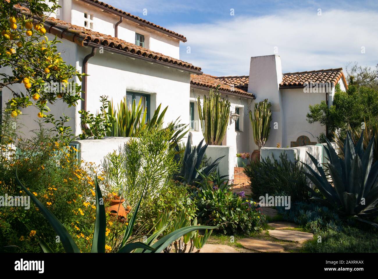 Casa e ingresso in stile spagnolo della California per antonomasia con piante autoctone, succulenti e un bellissimo design paesaggistico Foto Stock