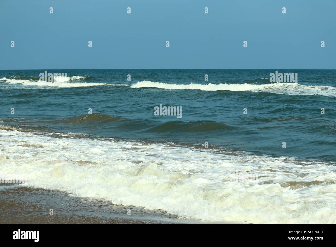 paesaggio di spiaggia, spiagge dell'india, grande mare sulla spiaggia marina, blu onde d'acqua sulla spiaggia, spiaggia vuota e sfondo del mare Foto Stock