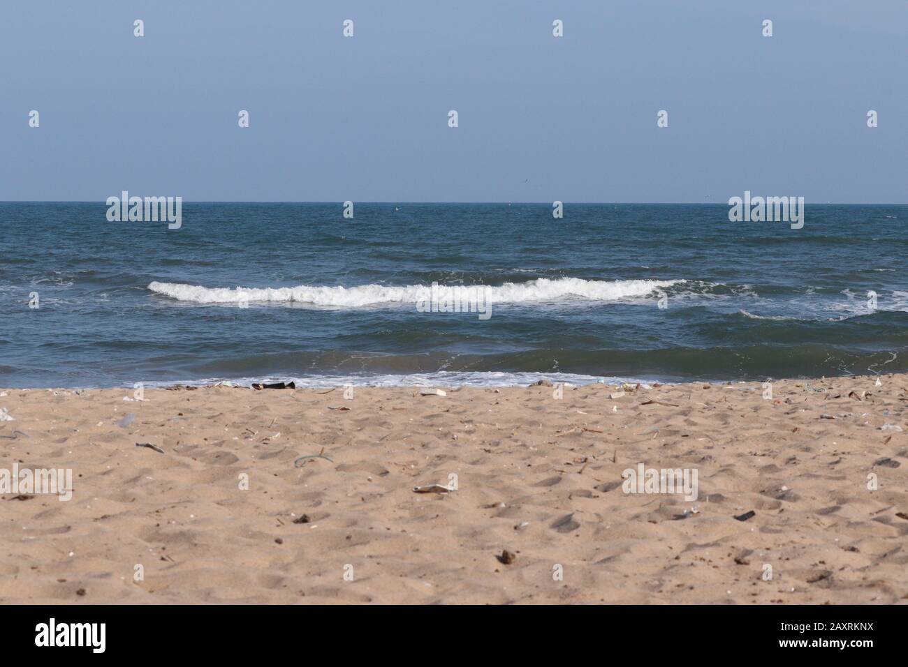 paesaggio per grandi onde d'acqua e mare blu contro cielo blu chiaro con sabbia sfondo spiaggia, spiaggia e immagini cielo Foto Stock