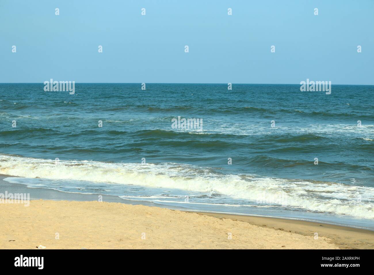 paesaggio per grandi onde d'acqua e mare blu contro cielo blu chiaro con sabbia sfondo spiaggia, spiaggia e immagini cielo, concetto di potere della natura Foto Stock