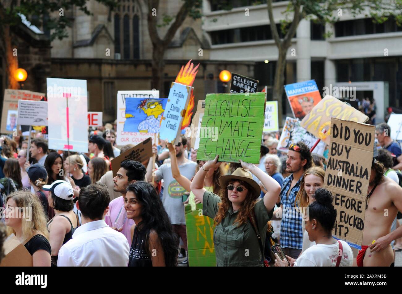 Segno verde che legge 'legalize Climate change' Sydney Climate Crisis Sack Scomo - uni Studenti per la giustizia del clima Pay the Firies Rally and March Foto Stock