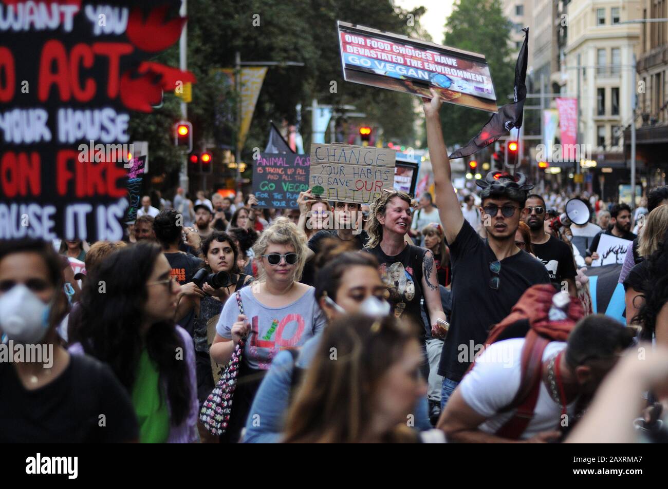 Gli attivisti vegani marciano lungo Elizabeth St Sydney al Climate Change Sack Scomo - uni Students for Climate Justice Pay the Firies Rally and March Foto Stock