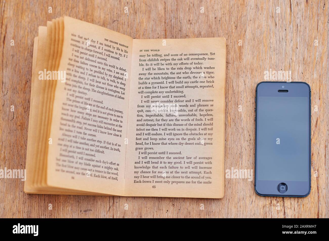 Apri il libro con la scrittura in luce calda, così come la pagina iPhone libro, inglese Foto Stock Apri il libro con la scrittura in luce calda, così come la pagina iPhone libro, inglese Foto Stock