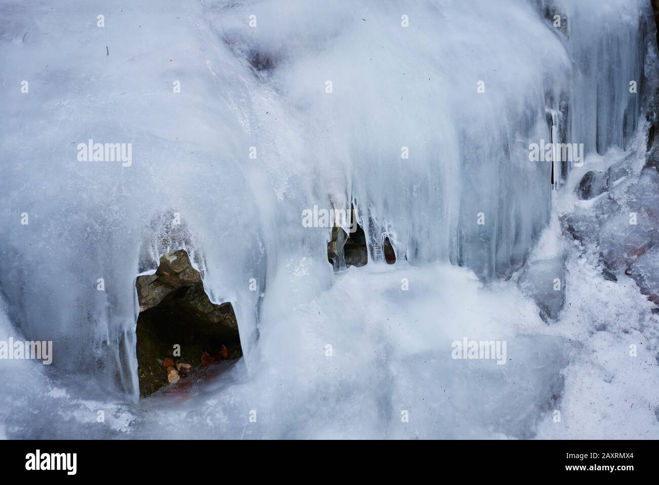 Cascata ghiacciata in inverno, cascate di Riesloch, Bodenmais, Parco Nazionale della Foresta Bavarese, Baviera, Germania Foto Stock