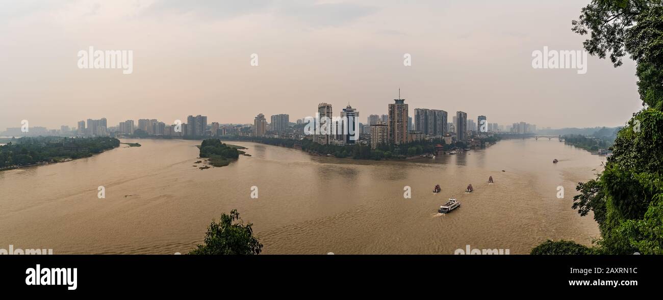 Vista panoramica della città di Leshan, situata alla confluenza del fiume min e del fiume Dadu nella parte meridionale della provincia di Sichuan, Cina Foto Stock