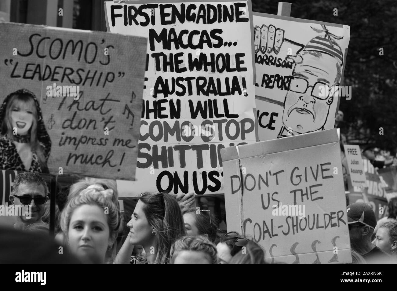 Scomo & Maccas Cartelloni, Foto In Bianco E Nero, Sydney Climate Crisis Sack Scomo - Uni Studenti Per La Giustizia Climatica Pay The Firies Rally E Marzo Foto Stock
