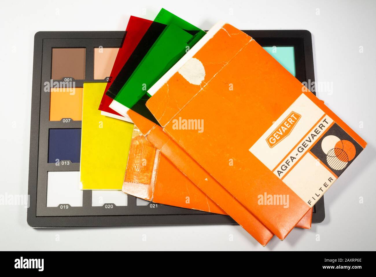 Vecchi filtri a colori Agfa-Gevaert in maniche in cartone originali Foto Stock