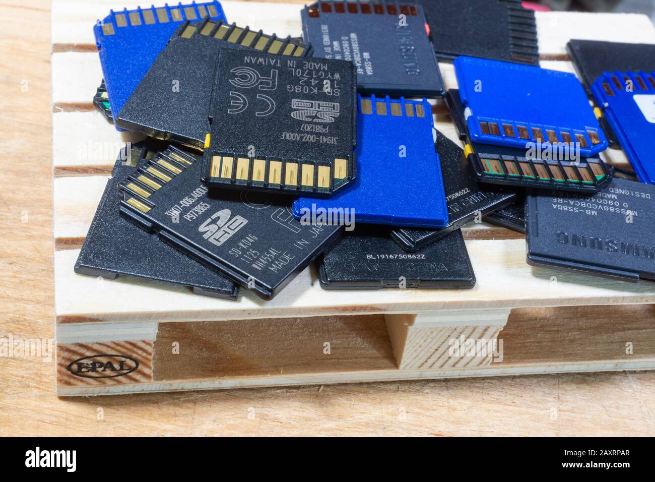 Schede SD-memory usate su un pallet in legno mini Foto Stock