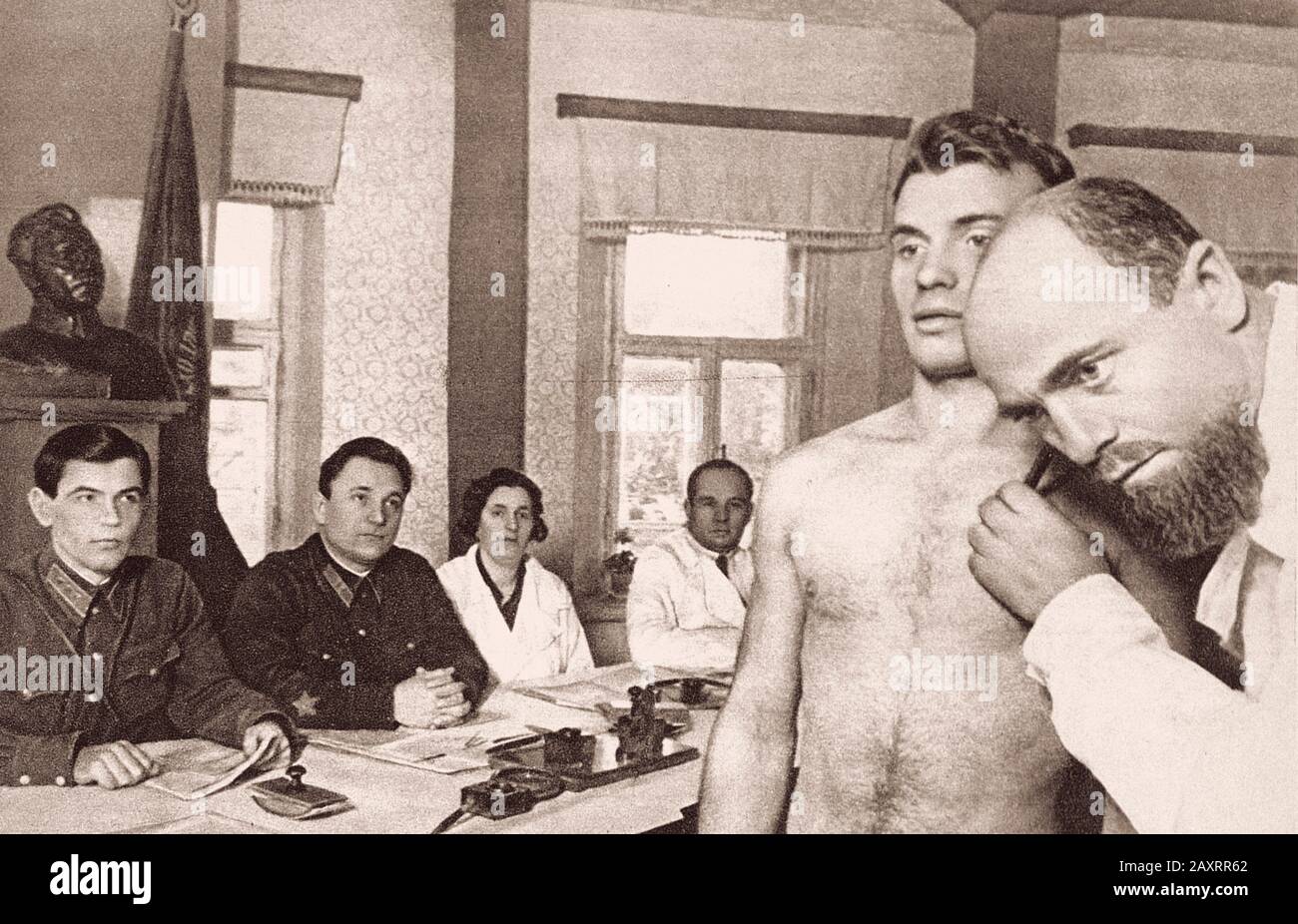 Esercito Rosso. Dal libro di propaganda sovietico del 1937. commissione medica Foto Stock