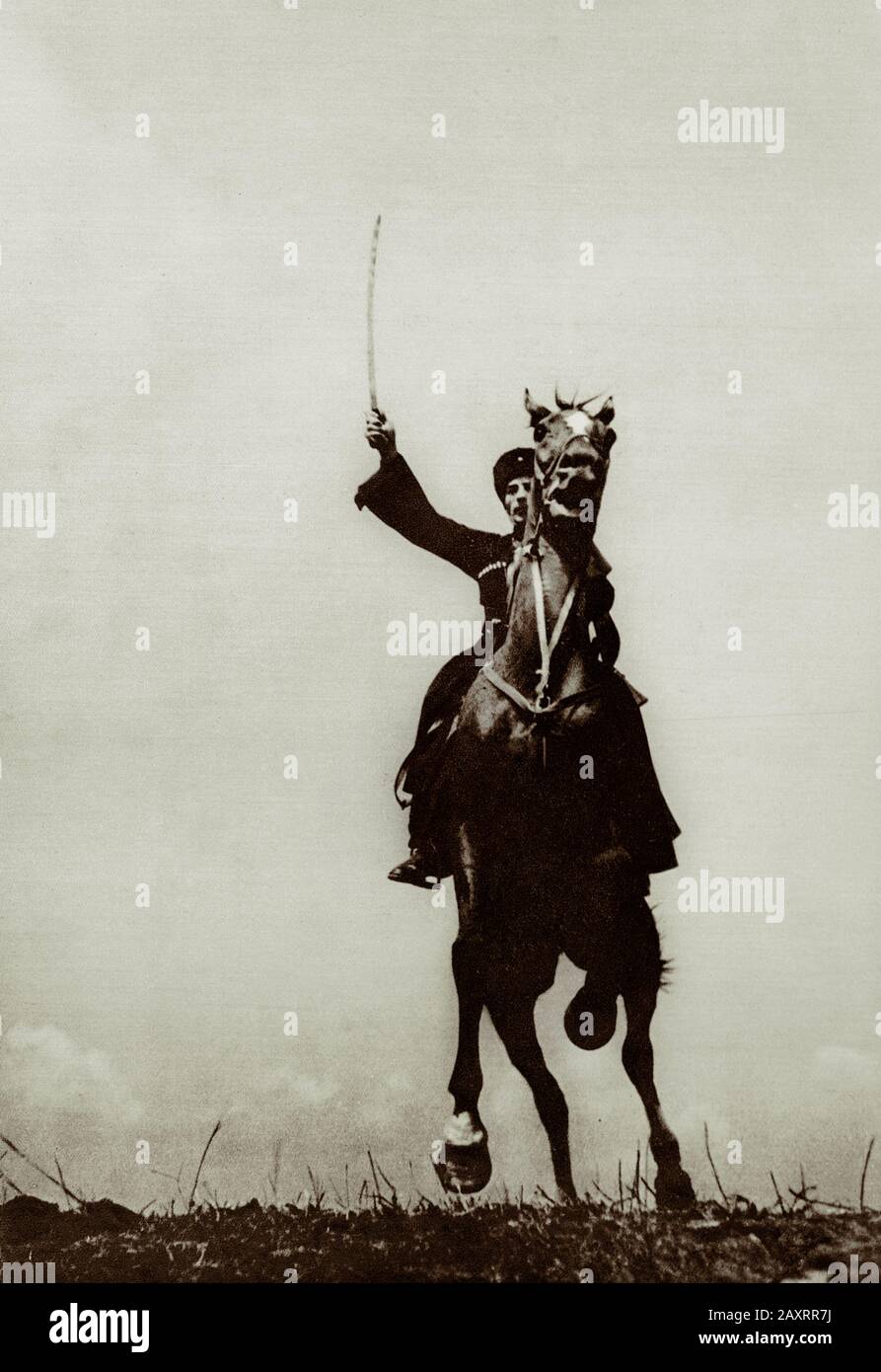 Esercito Rosso. Dal libro di propaganda sovietico del 1937. Cavalleria sovietica. cosack rosso con sciabola. Foto Stock