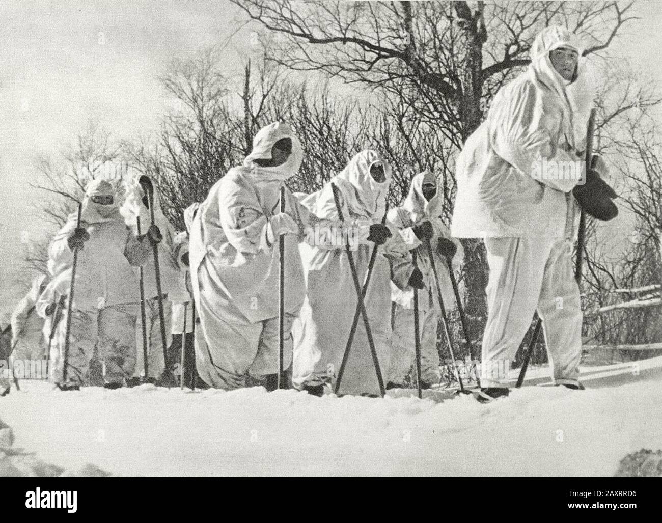 Esercito rosso in 1930s. Dal libro di propaganda sovietico del 1937. Soldati sovietici sugli sci in camici camuffati invernali Foto Stock