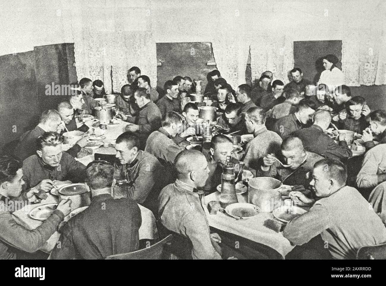 Esercito rosso in 1930s. Dal libro di propaganda sovietico del 1937. Soldati dell'esercito rosso nella mensa Foto Stock
