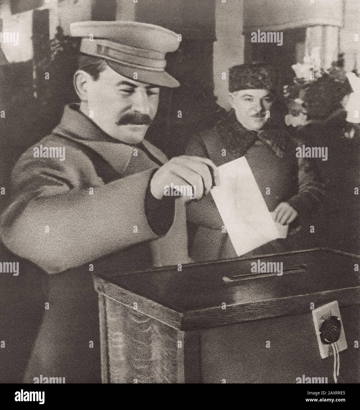 Joseph Stalin E Kliment Voroshilov. Joseph Stalin (1878 – 1953), un politico georgiano rivoluzionario e sovietico che ha guidato l’Unione Sovietica dal m Foto Stock