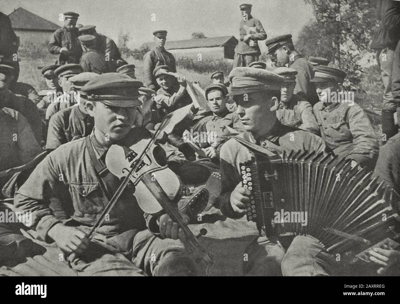 Esercito rosso in 1930s. Dal libro di propaganda sovietico del 1937. Tempo libero culturale dei soldati rossi dell'esercito. Foto Stock