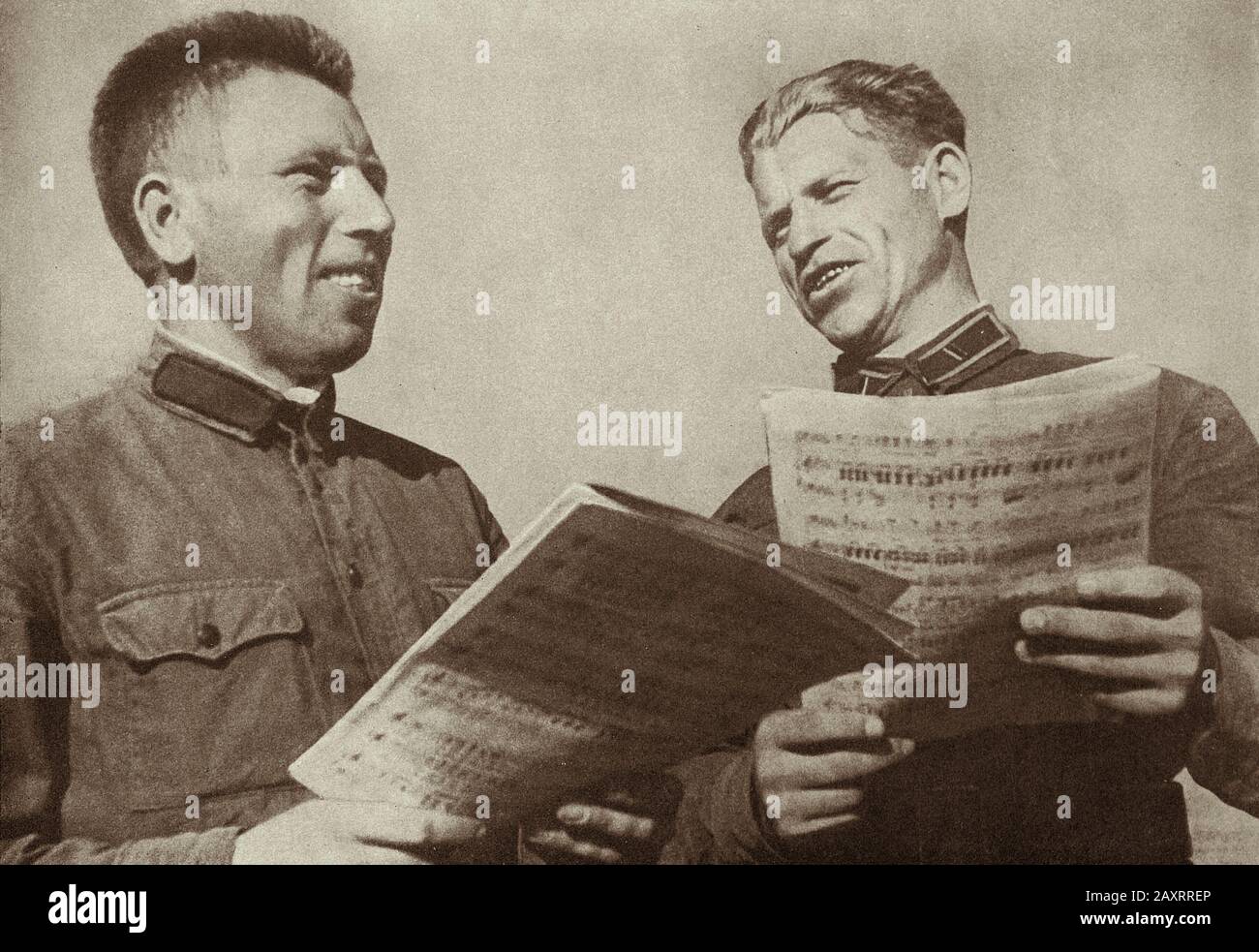 Esercito rosso in 1930s. Dal libro di propaganda sovietico del 1937. Tempo libero culturale dei soldati rossi dell'esercito. Foto Stock