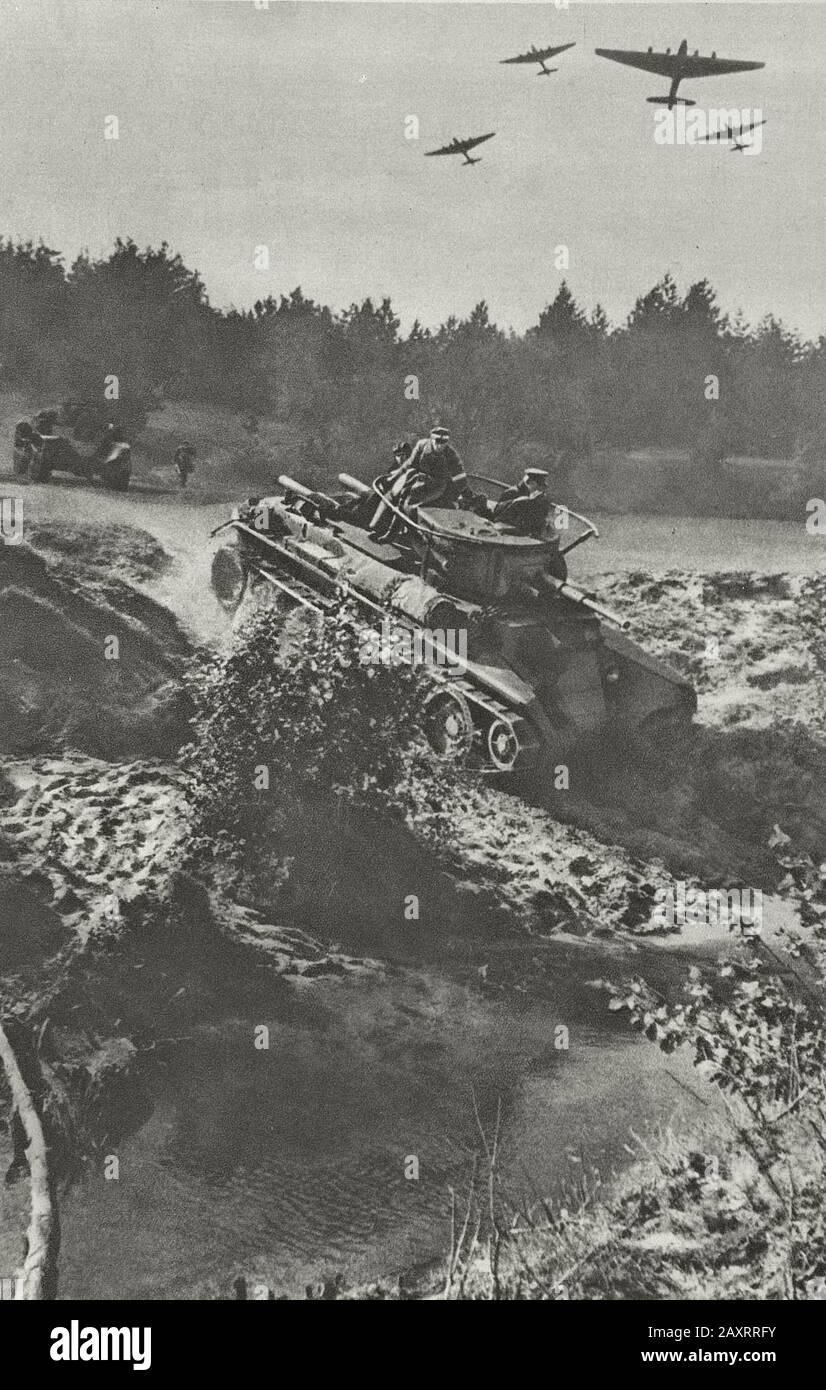 Esercito rosso in 1930s. Dal libro di propaganda sovietico del 1937. Gli equipaggi sovietici dei carri armati Foto Stock